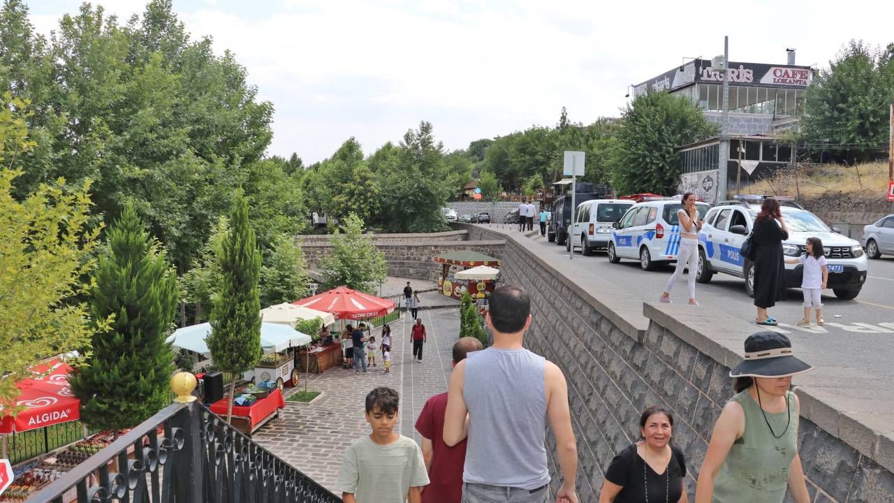 Diyarbakır’da Tarihi Köprüde Sopalı- Bıçaklı- Silahlı Kavga: 2 Yaralı