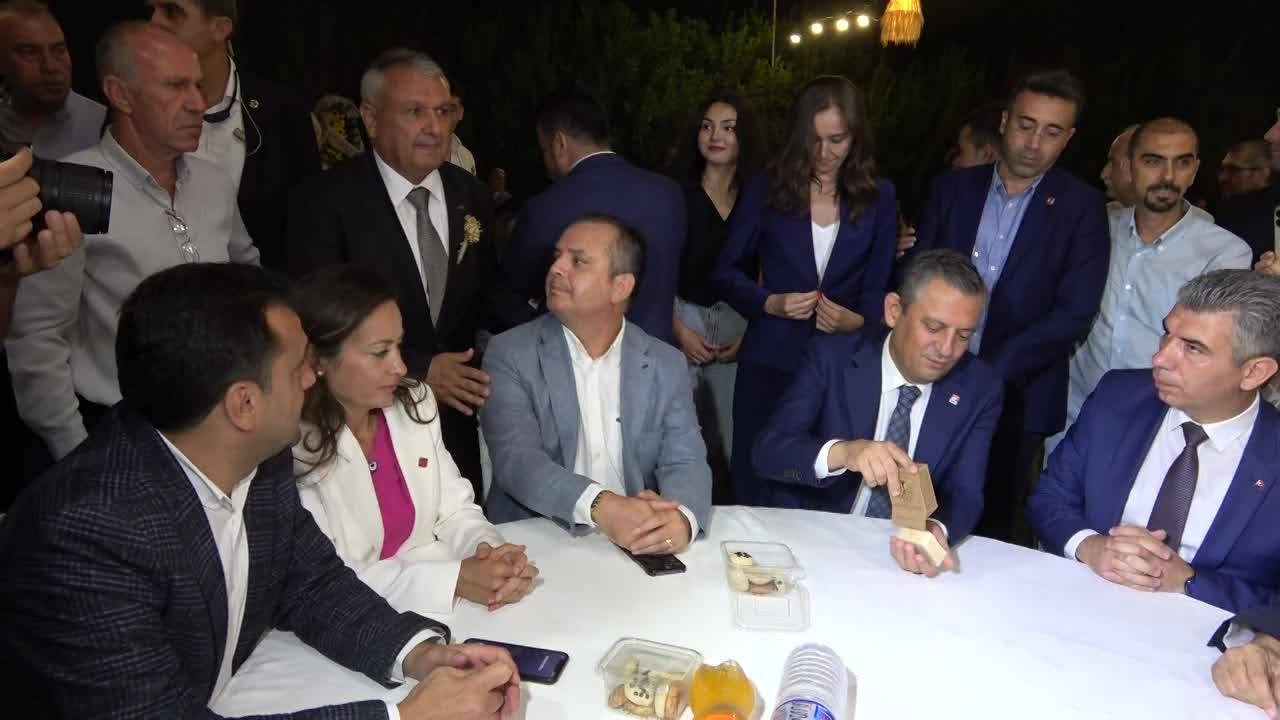 Chp Genel Başkanı Özel,  Utku Saka İle Dilara Berber'in Nikah Şahitliğini Yaptı