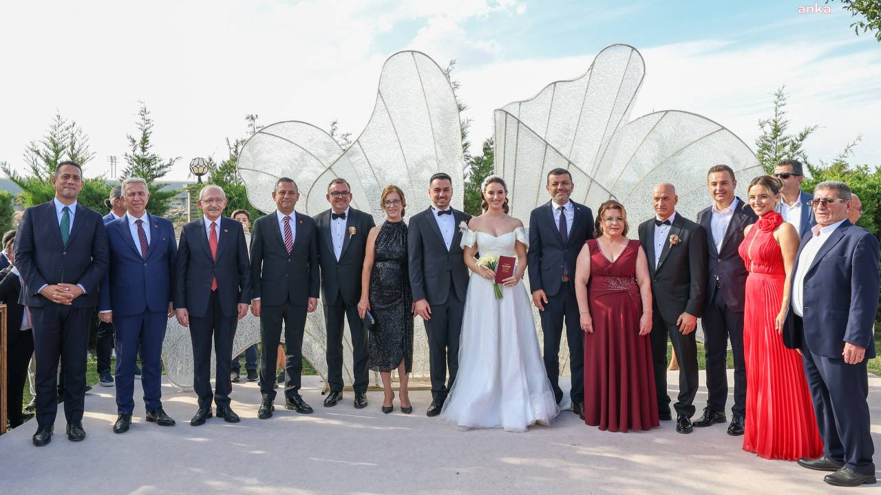 Chp Genel Başkanı Özgür Özel, Ezgi Ve Ozan Çiftinin Nikah Törenine Katıldı