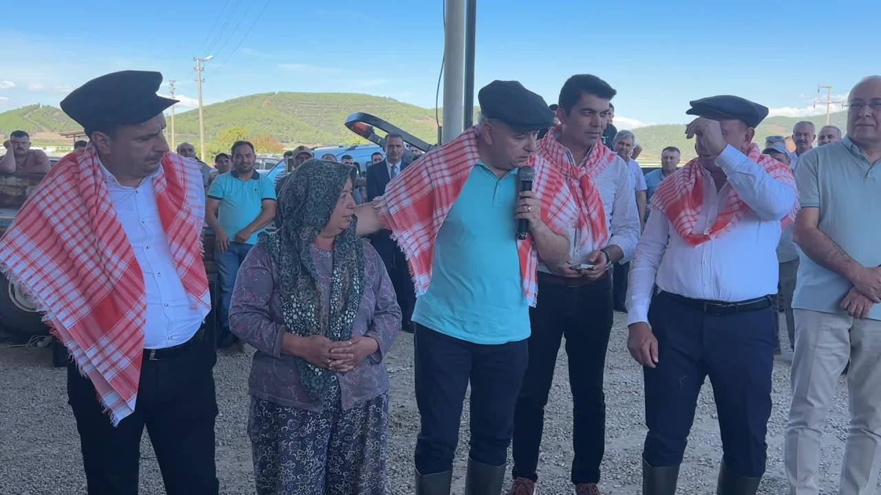 Chp’li Vekiller Sarıgöl'den Sordu: "Geçen Sene 16-17 Lira Olan Üzüm Şimdi 7 Lira, Tmo Nerede?"