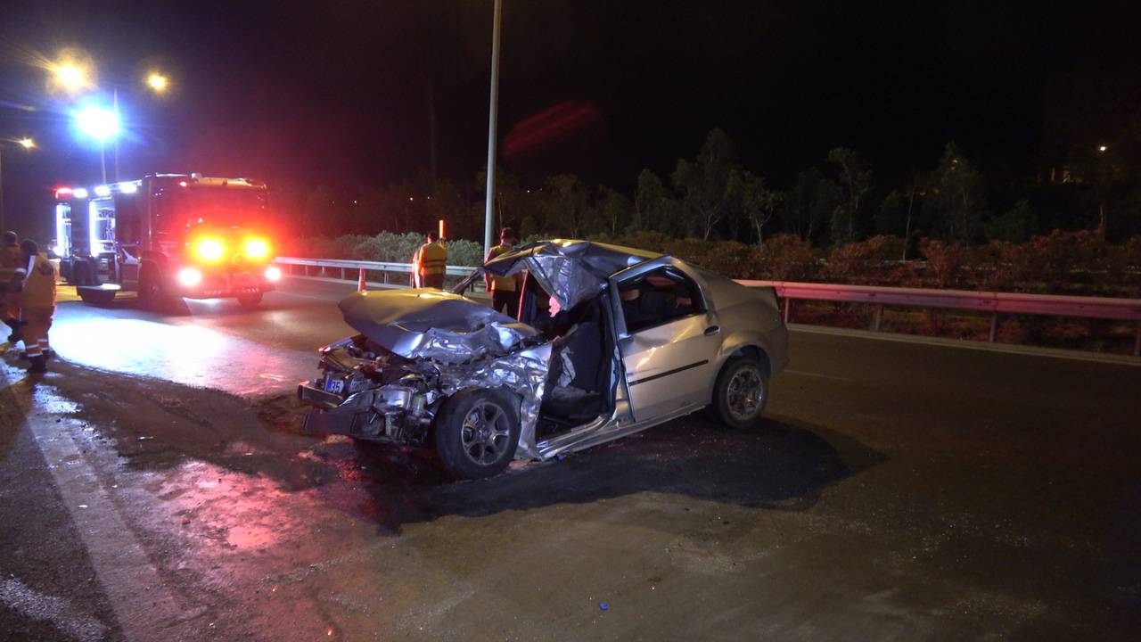 İzmir’de Otoyolda Otomobil Kamyonete Arkadan Çarptı: 1 Ölü 1 Yaralı