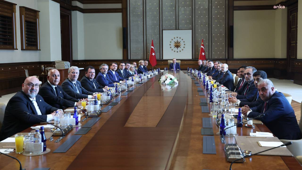 Cumhurbaşkanı Erdoğan, Tff Başkanı  Hacıosmanoğlu Ve Yönetim Kurulu Üyelerini Kabul Etti