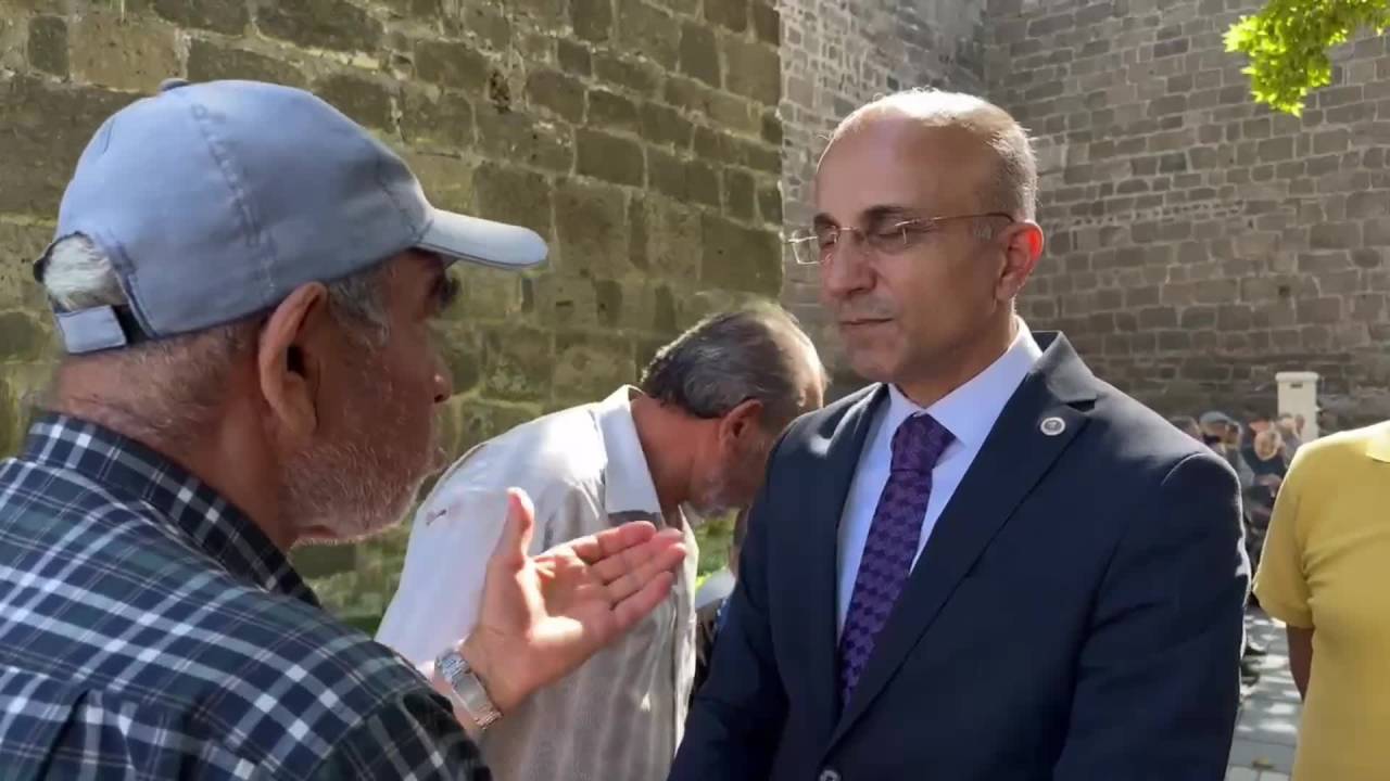 Chp’li Aşkın Genç’e Dert Yanan Emekli: “İyi Değiliz, Mutsuzuz. 22 Senedir Emekliyim Aldığım Para 22 Bin Lira”