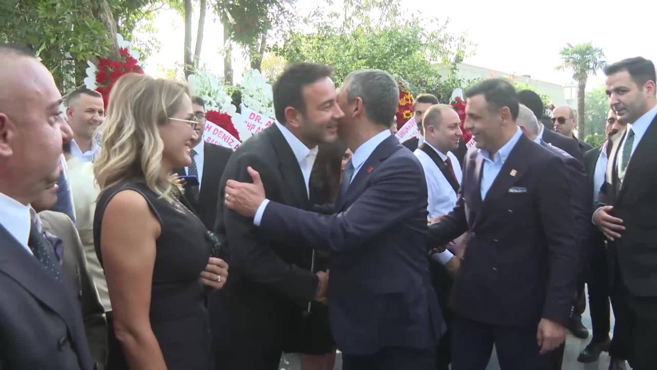 Özgür Özel, Avcılar Belediye Başkanı Çaykara’nın Düğününe Katıldı