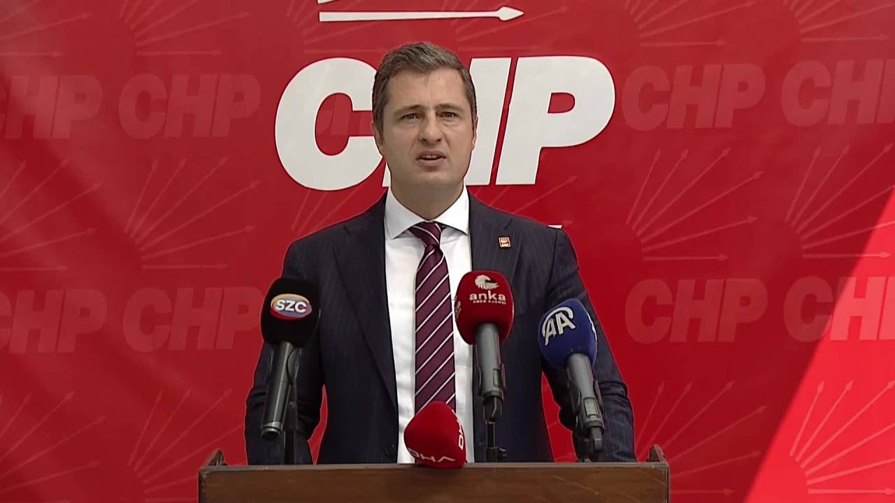 Chp Parti Sözcüsü Deniz Yücel: "Siyasetin Koyu Gölgesi, Sinan Ateş’in Naaşı Üzerine Çökmüştür"