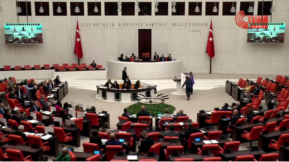 Tbmm Genel Kurulu... Chp'li Semra Dinçer'den Kadına Yönelik Şiddete Kefenli Protesto
