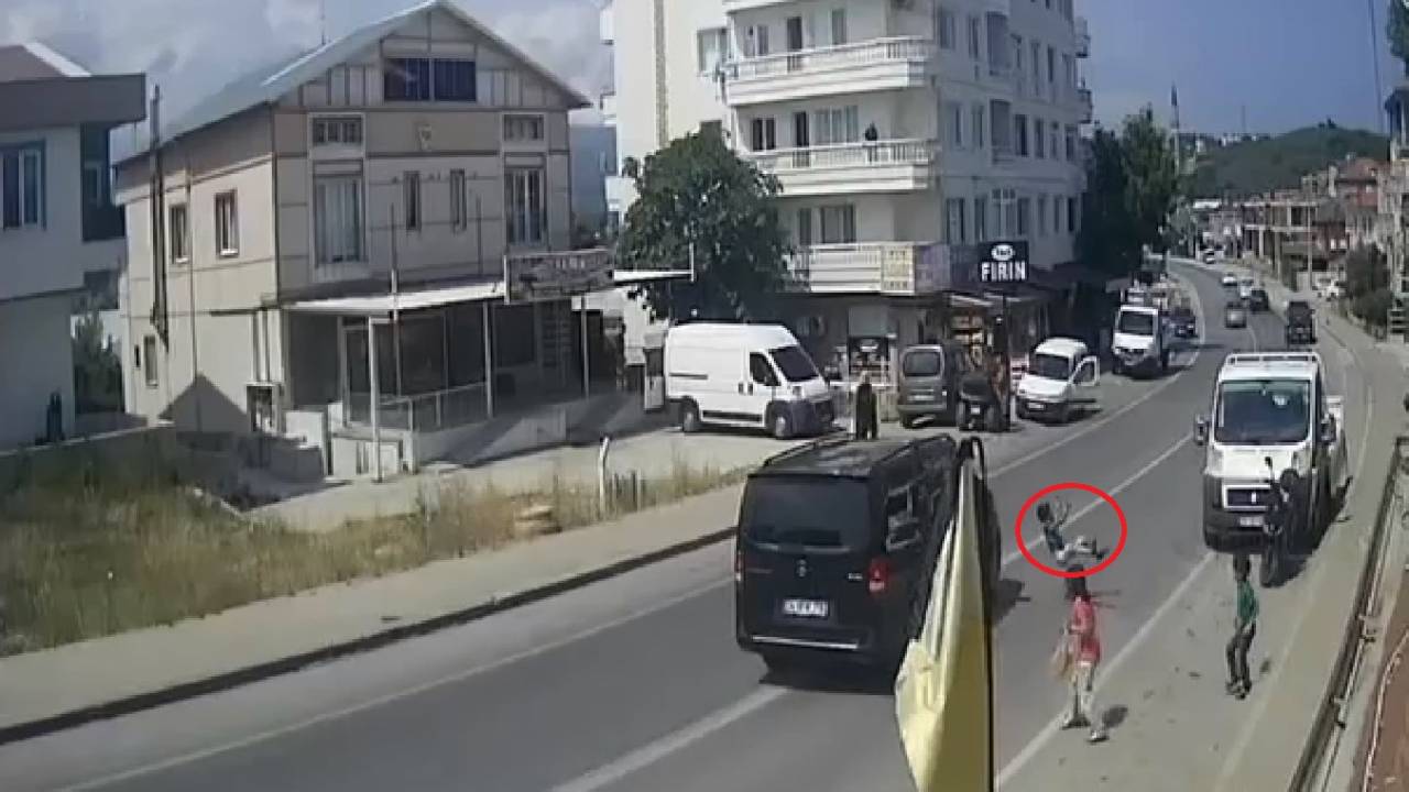 Yolun Karşısına Geçmeye Çalışan Çocuğa Minibüsün Çarpması Kamerada