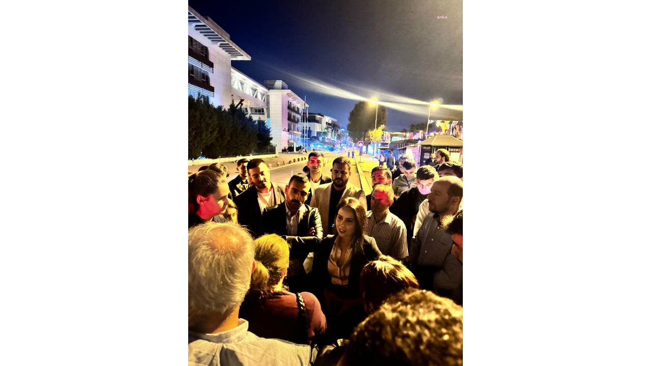 Üniversite Önünde Gençlerin Gözaltına Alınmasına Chp'lilerden Tepki