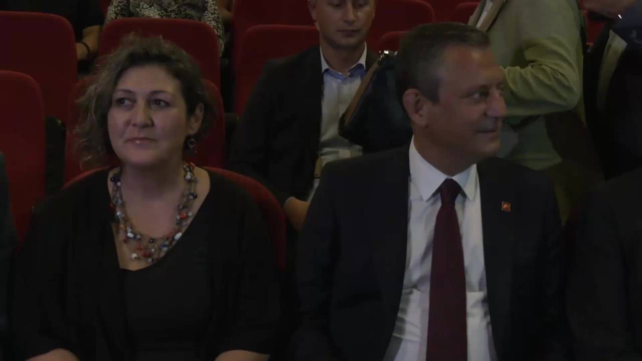 Chp Genel Başkanı Özel: "Tiyatro Bizim Özlediğimiz Hayat Demektir"
