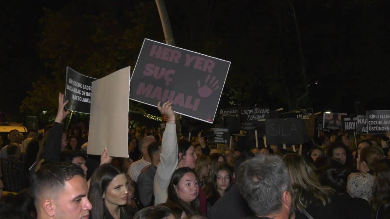 Chp Kadın Kolları Başkanlığı, Dünya Kız Çocukları Günü Kapsamında Yürüyüş Düzenledi