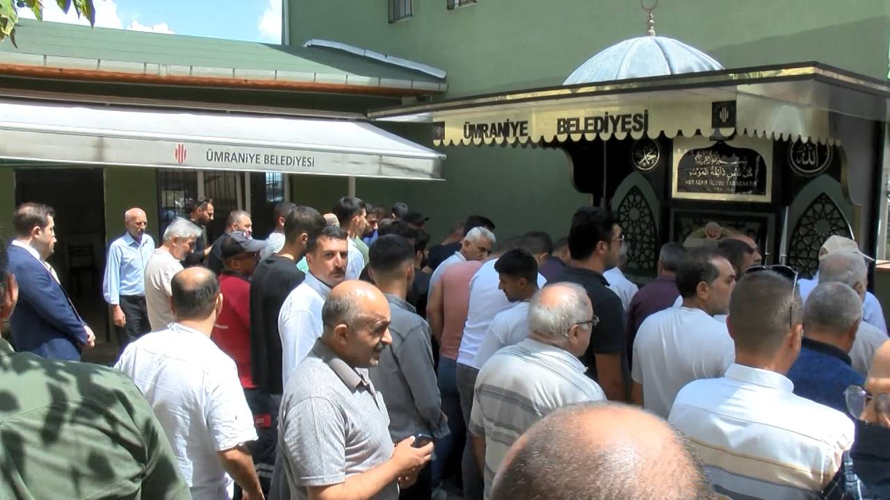 İlaç Firması Yöneticisinin Cenazesinde 'motosikletli Duyarsızlığı' Tepkisi