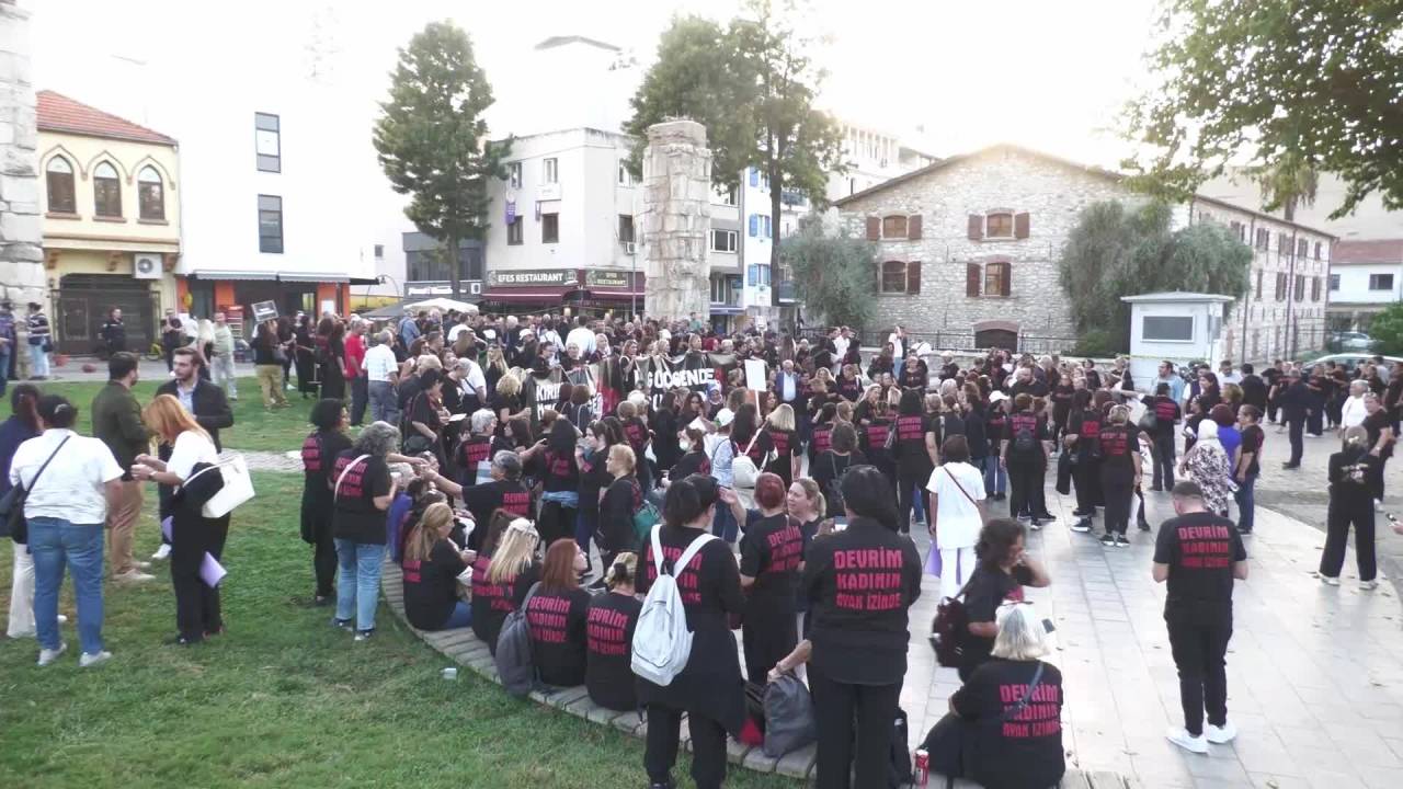 Chp İzmir İl Kadın Kolları "Kırık Saçlar Özgürlüğe Yürüyor" Yürüyüşünü  Selçuk'tan Başlattı