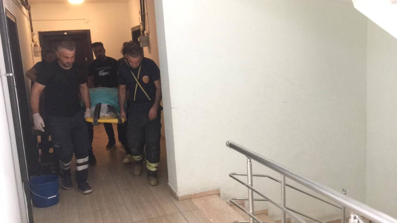 Vişne Kurutmak İstediği Çatıda, Havalandırma Boşluğundan Düşüp Öldü