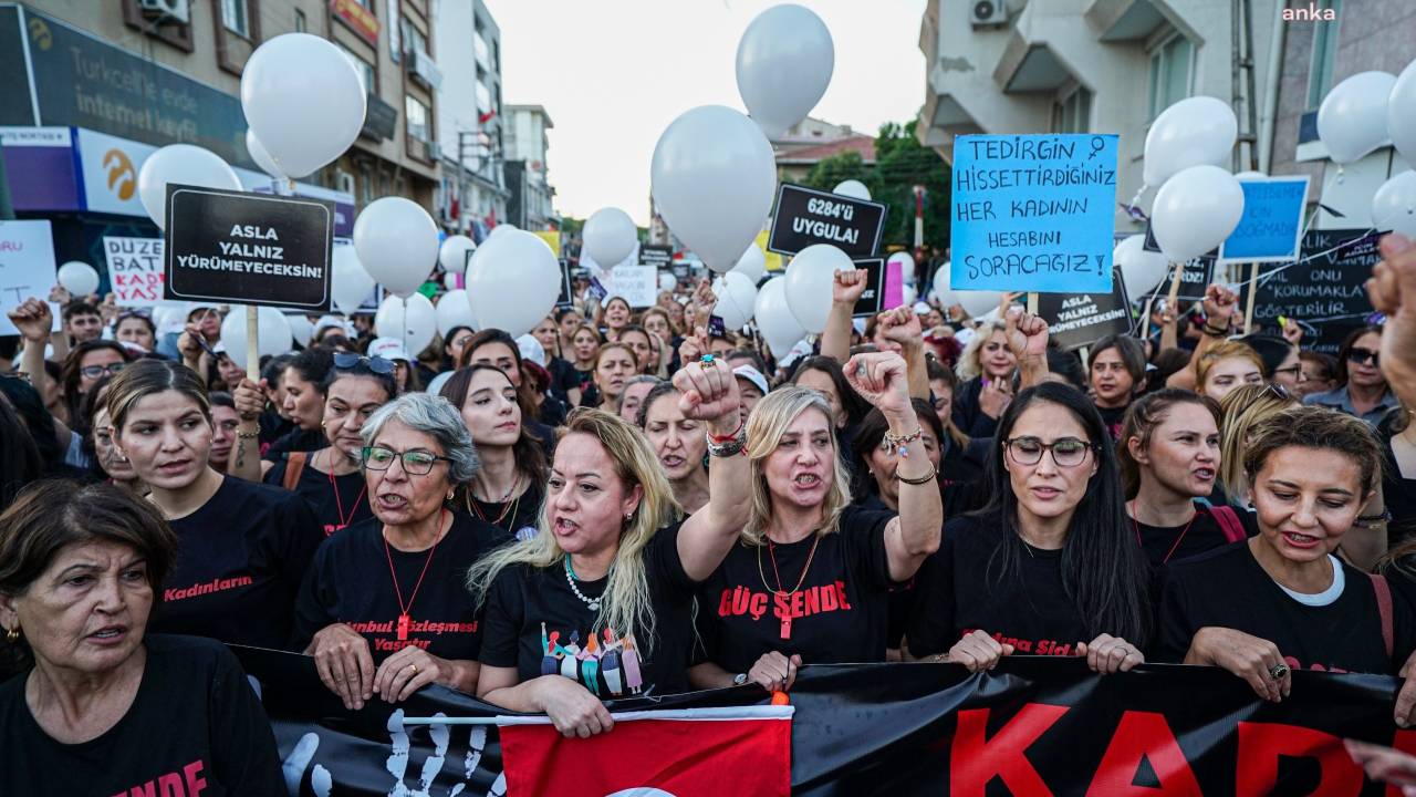 Torbalı'da, Kadına Şiddete Karşı ‘Kırık Saçlar Özgürlüğe Yürüyor’ Yürüyüşü Yapıldı