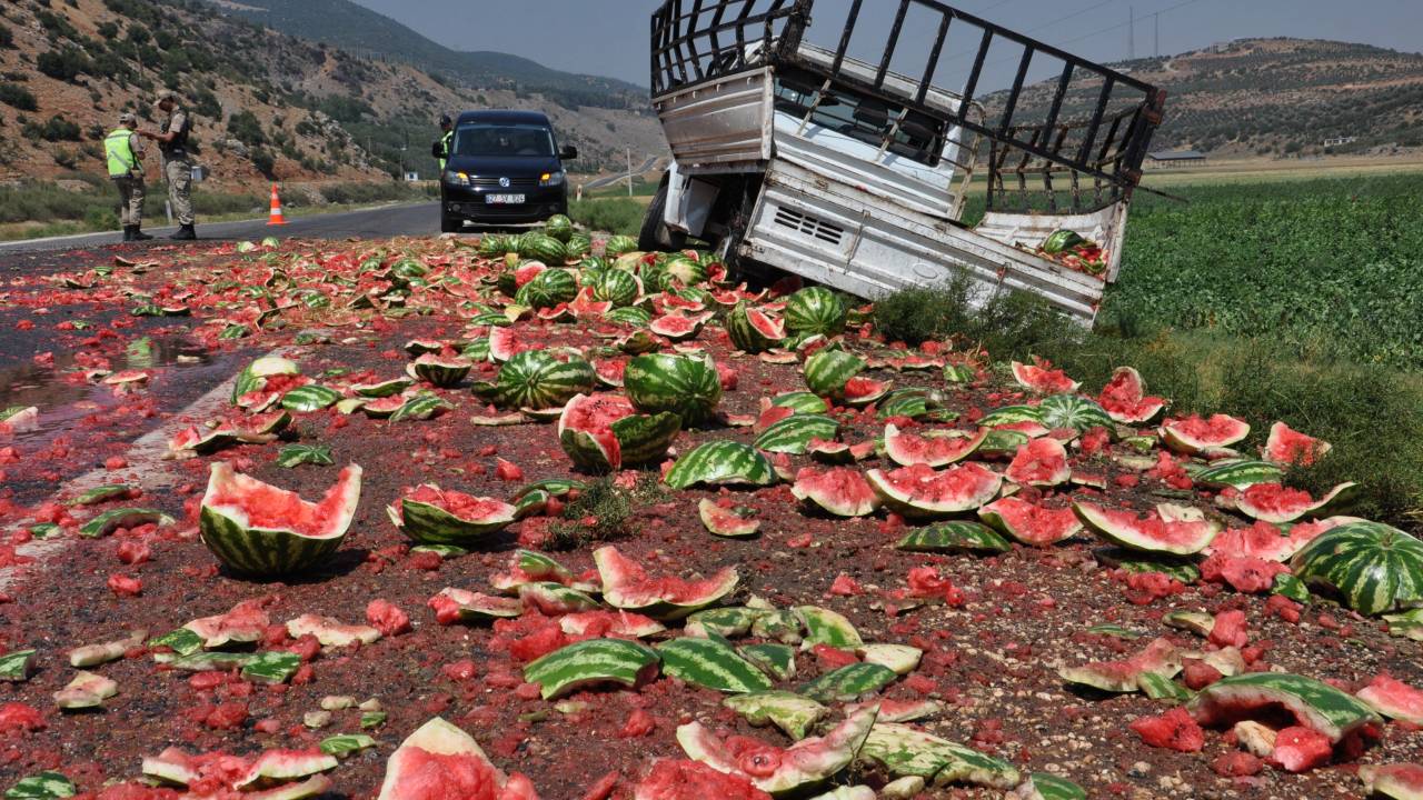 Şarampole Devrilen Kamyonetteki Baba- Oğul Yaralandı, 3 Ton Karpuz Çevreye Saçıldı