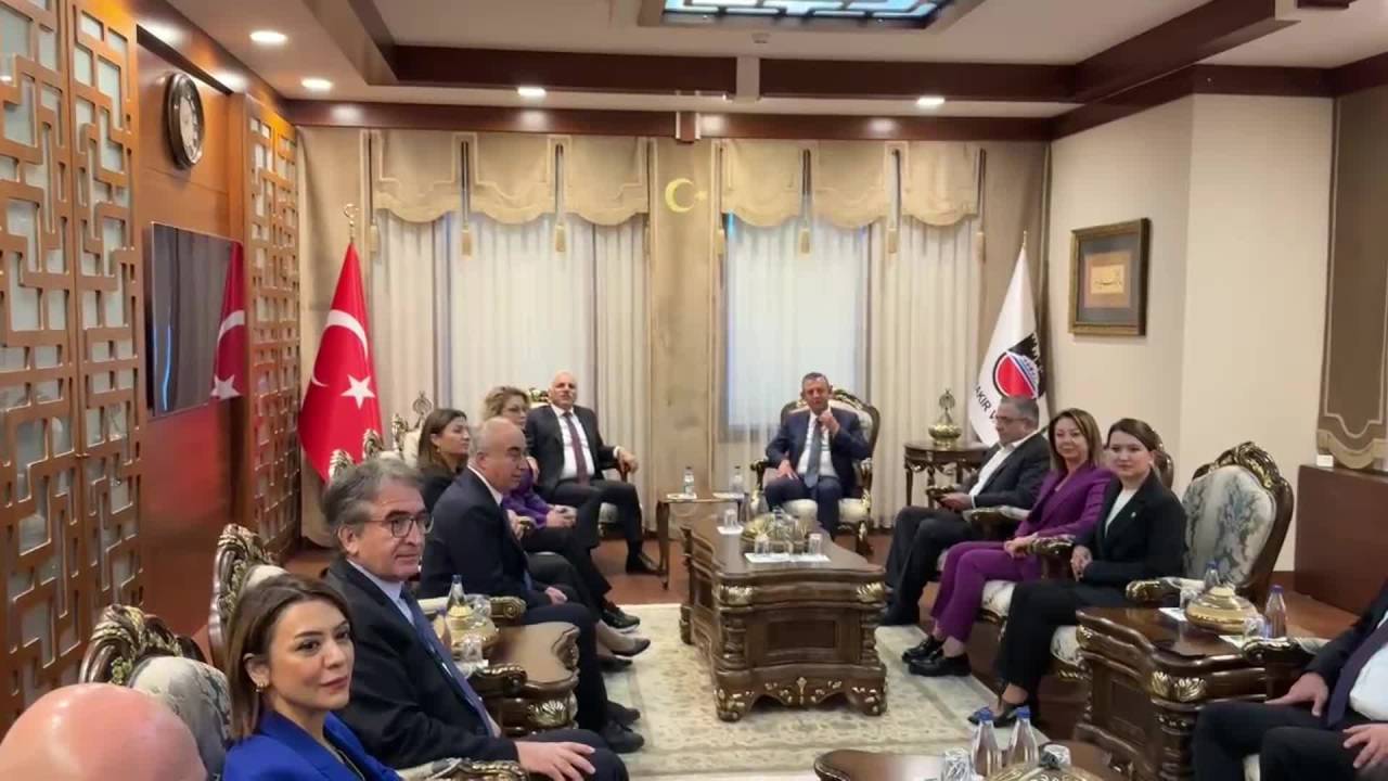 Özgür Özel, Diyarbakır Valiliği’ni Ziyaret Etti