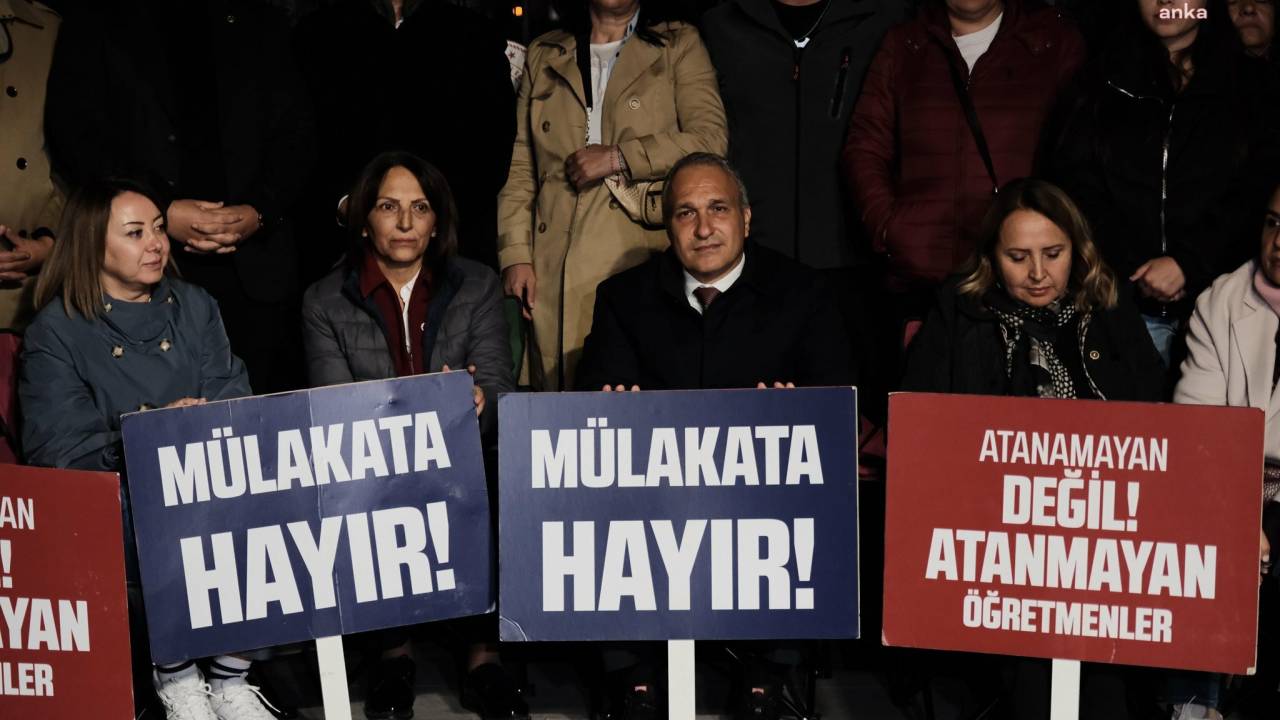 Chp'den Milli Eğitim Bakanlığı Önünde Oturma Eylemi
