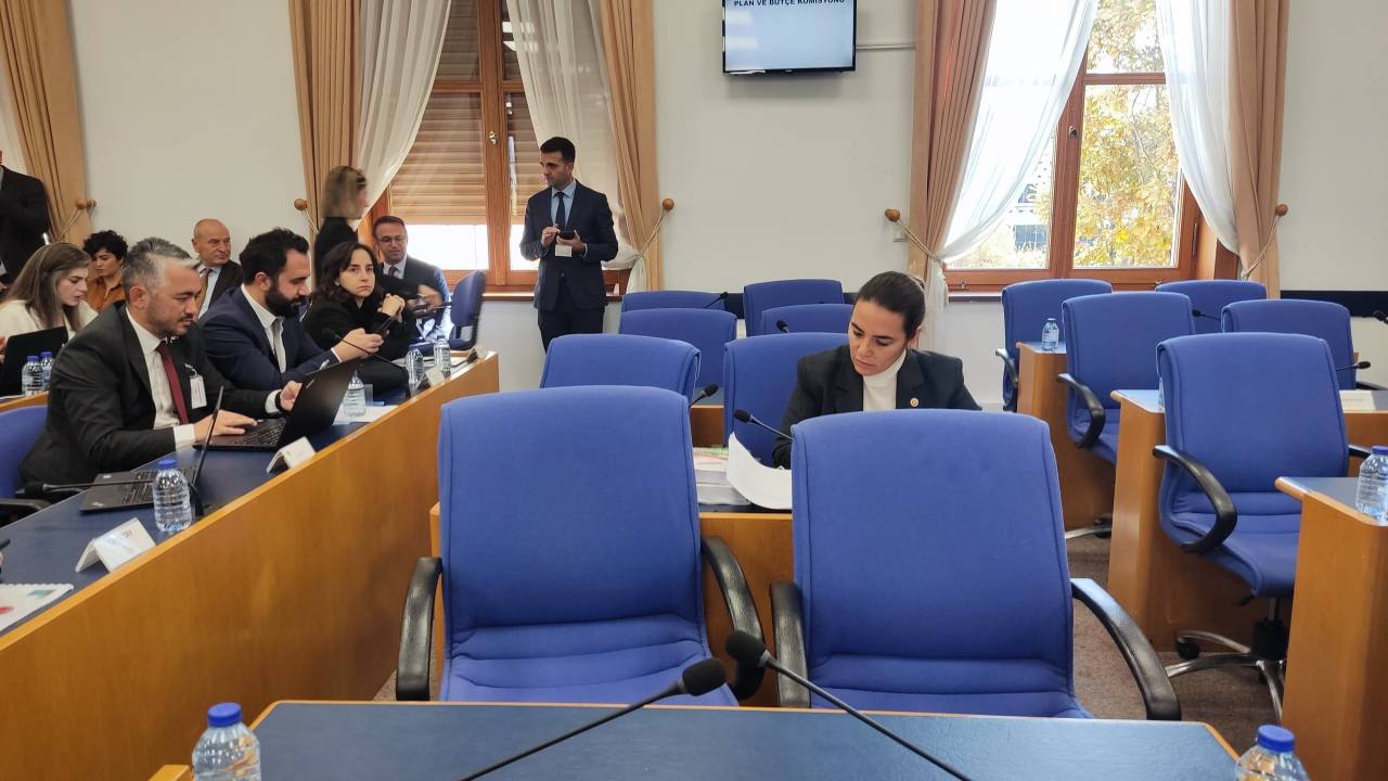 Ahmet Özer'in Tutuklanmasına Tepki... Chp'li Milletvekilleri, Tbmm Plan Bütçe Komisyonu'na Katılmadı