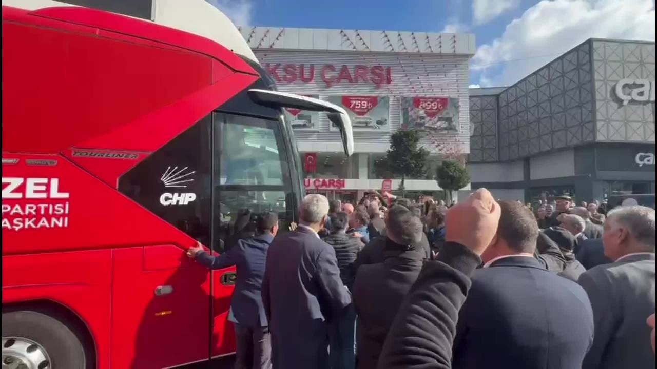 Esenyurt Meydanı'nda Polisten Chp Otobüsüne Engelleme