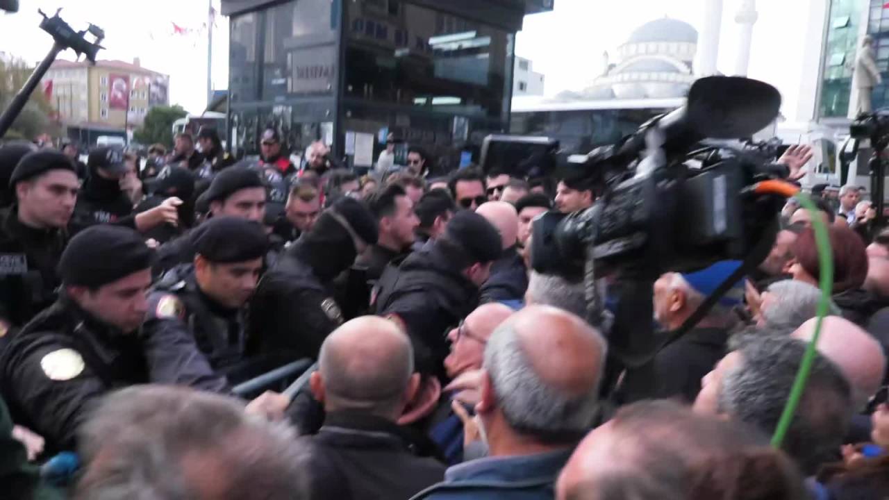 Chp Otobüsü Esenyurt Meydanı'nda