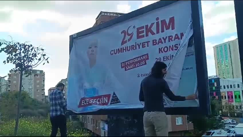 Esenyurt'ta Bilboardlardaki Ahmet Özer Fotoğrafları Ve Chp Duyuruları Sökülüyor