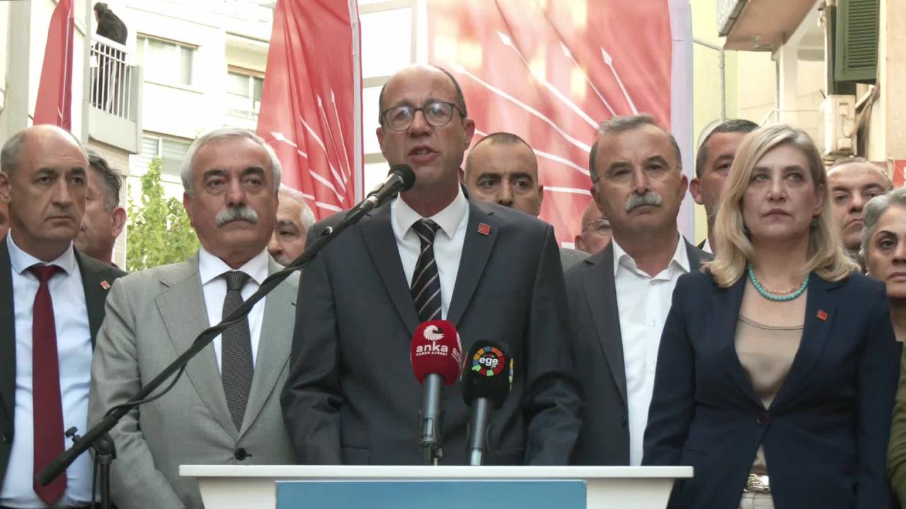 İzmir'de Esenyurt Belediye Başkan Ahmet Özer'in Tutuklanması Ve Belediyeye Kayyum Atanması Protesto Edildi