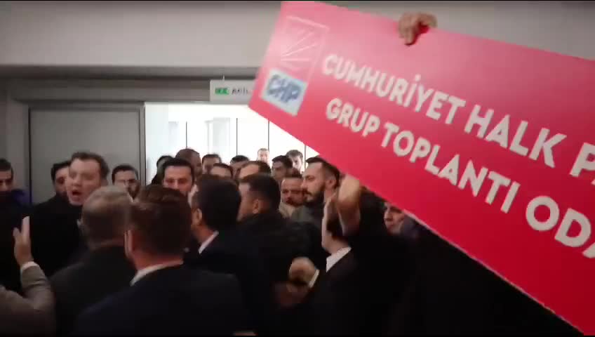 Kayyum Atanan Esenyurt'ta Chp'li Meclis Üyeleri İçeri Alınmadı, Chp Grup Toplantı Odası Tabelası Söküldü
