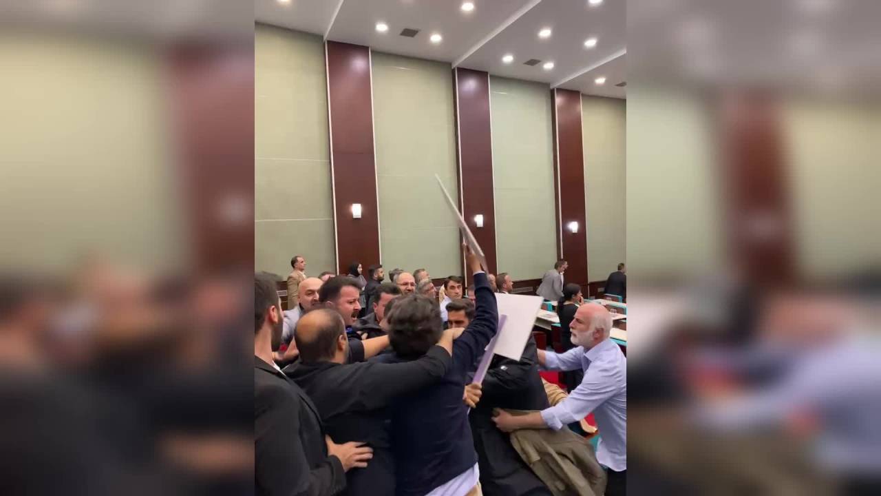 Kağıthane Belediyesi Meclisi'nde Kavga Çıktı, Yaralanan Chp'li İki Üye Hastaneye Kaldırıldı