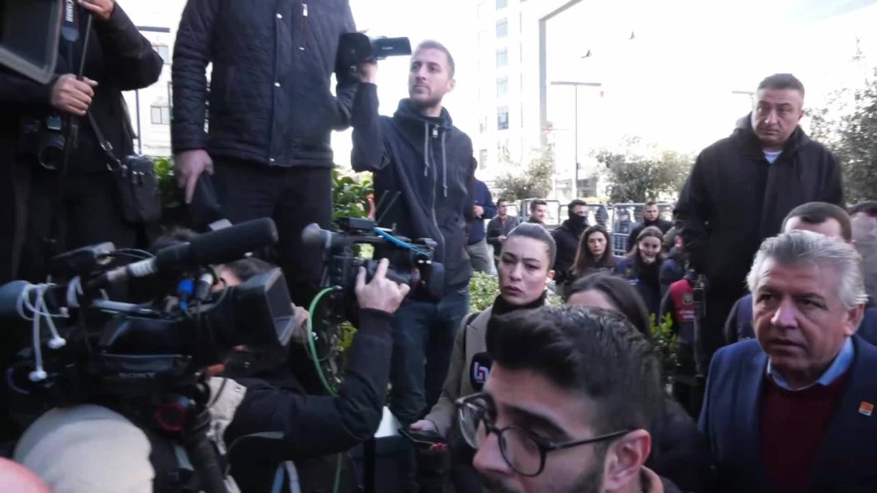Chp'lilerin Esenyurt Belediyesine Girişleri Yine Engellendi
