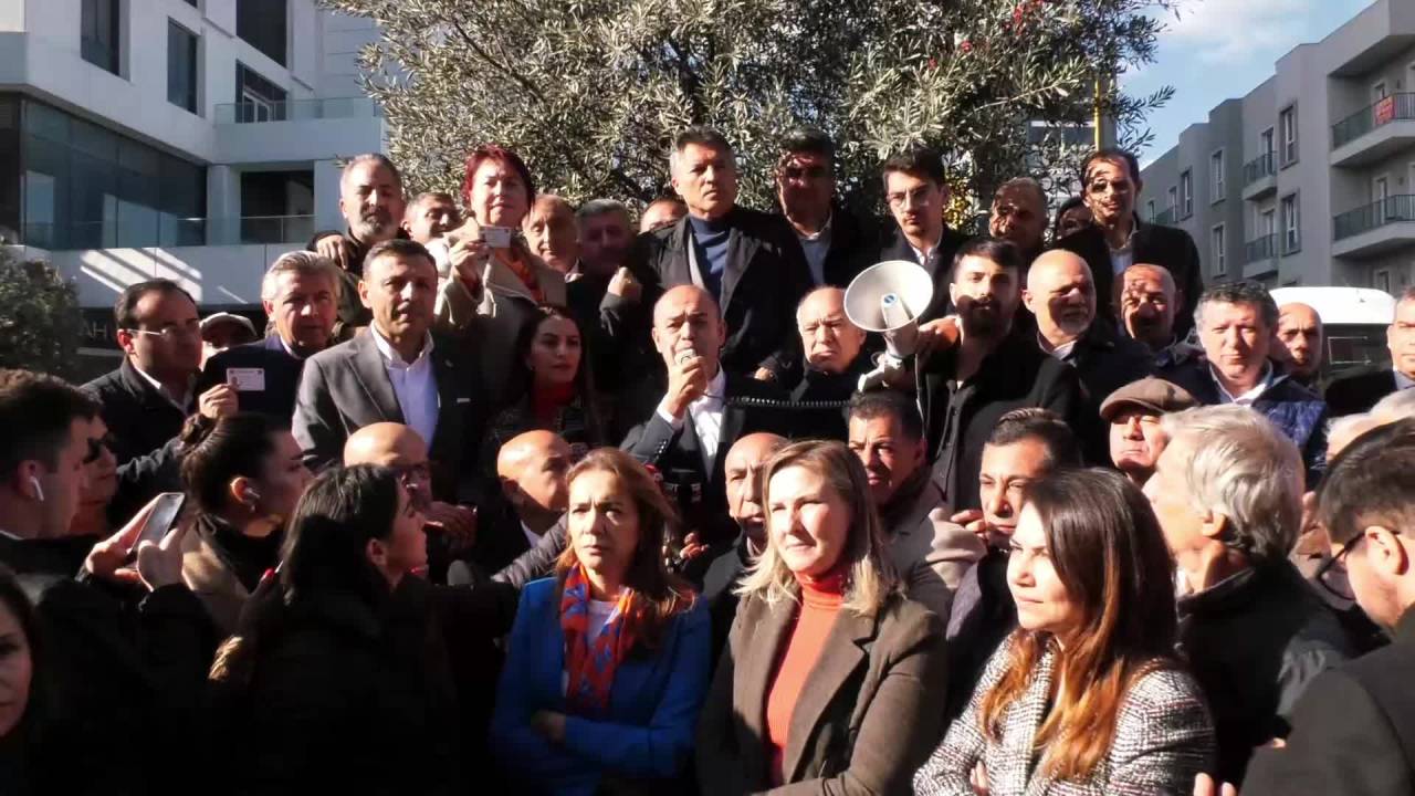 Chp Heyeti Esenyurt Nöbetinde... Özgür Karabat: Hiçe Saydığınız Demokrasidir, Anayasadır, Millet İradesidir