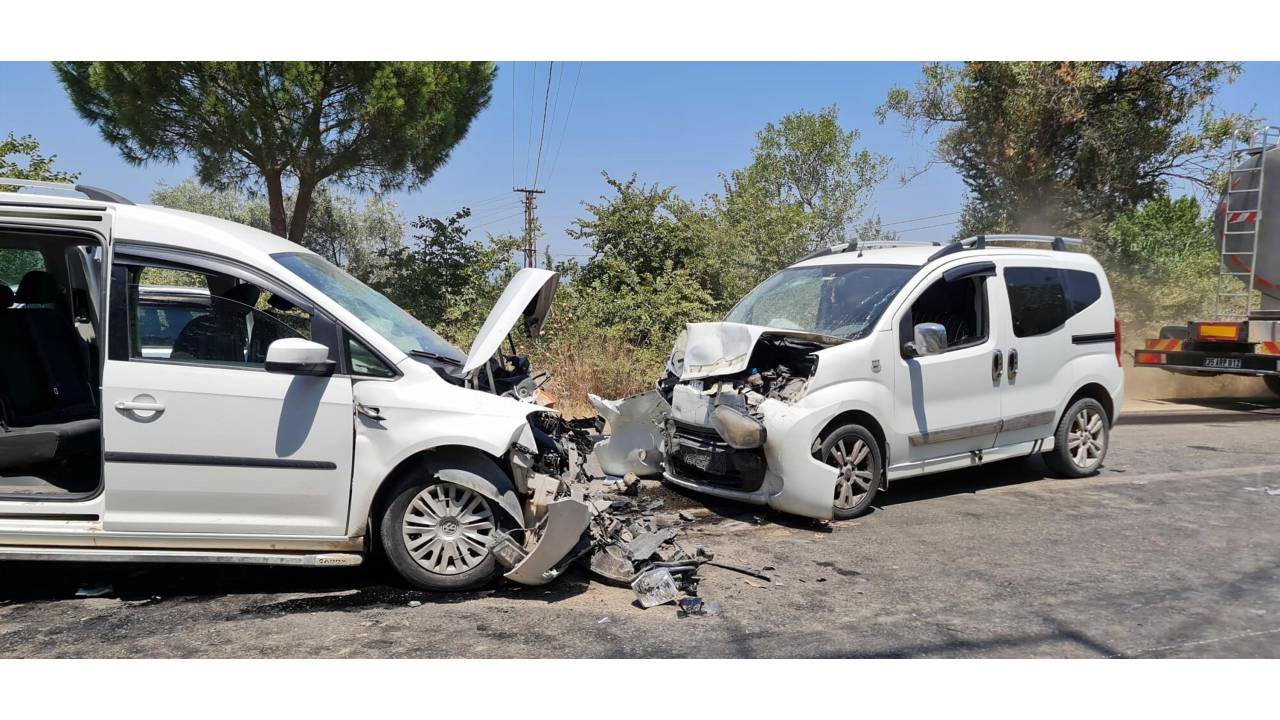 İzmir'de Hafif Ticari Araçlar Çarpıştı: 10 Yaralı