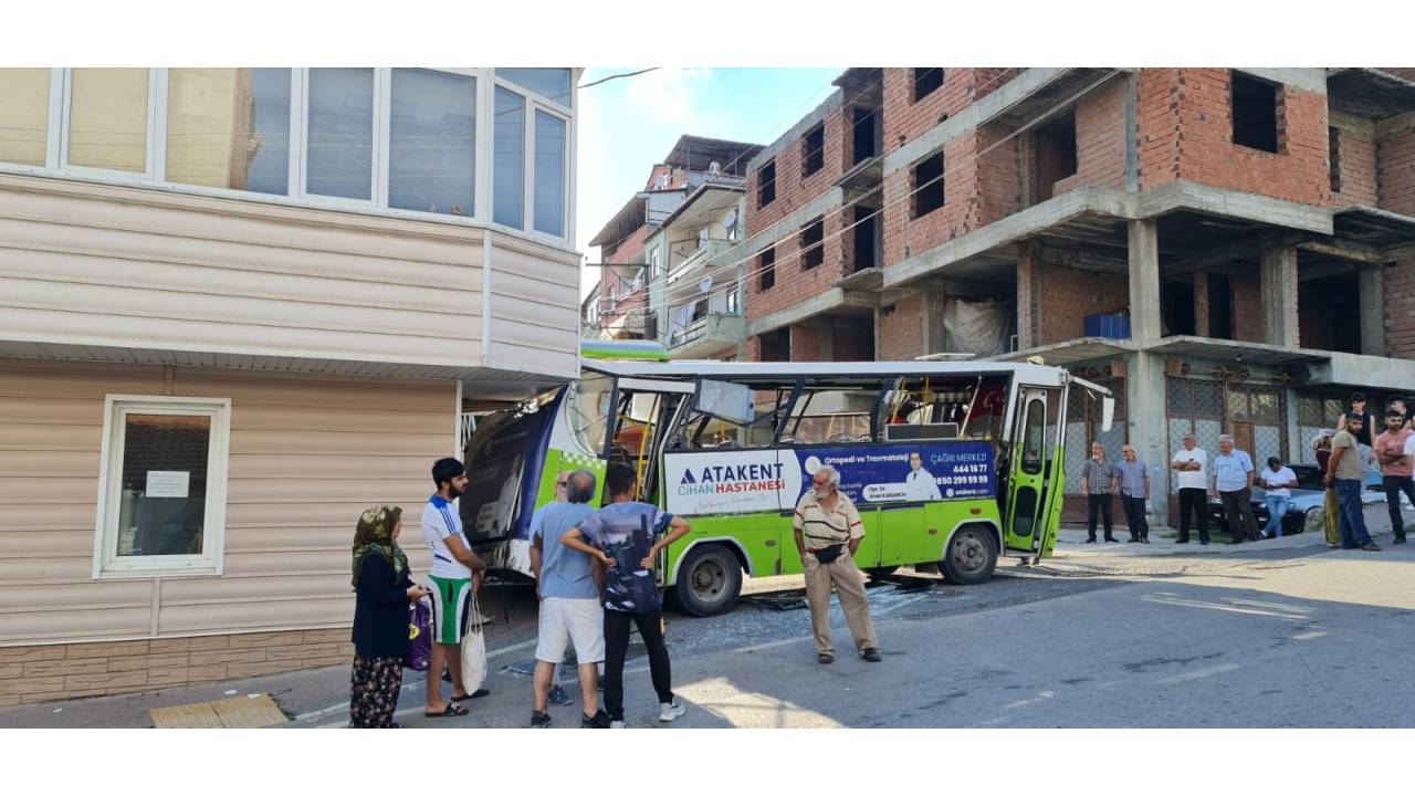 Aynı Yerde 2 Günde 2'nci Kaza: Halk Otobüsü Rampada Geri Kaydı; 12 Yaralı