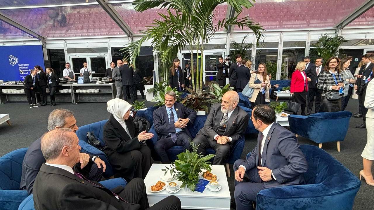 Cumhurbaşkanı Erdoğan, Güney Kıbrıs Rum Yönetimi Cumhurbaşkanı Hristodulidis İle Budapeşte'de Bir Araya Geldi