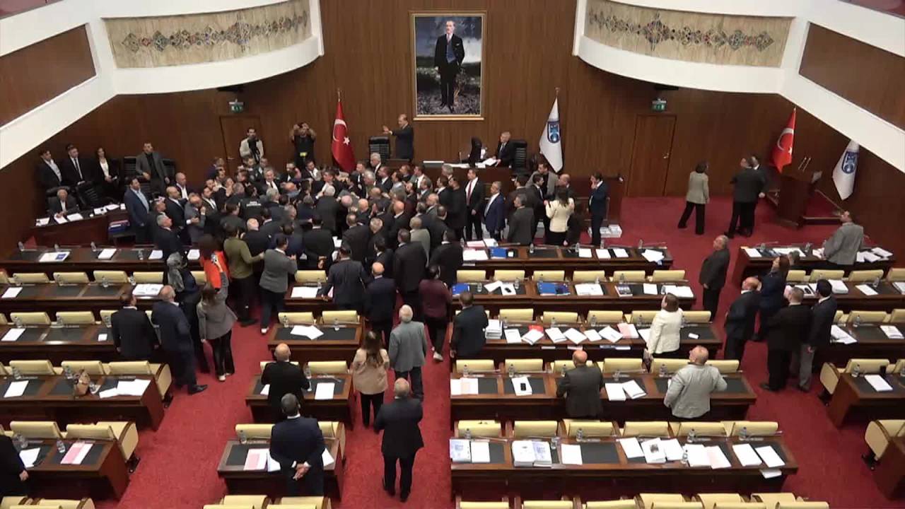 Ankara Büyükşehir Belediyesi Meclisi'nde "Konser" Kavgası