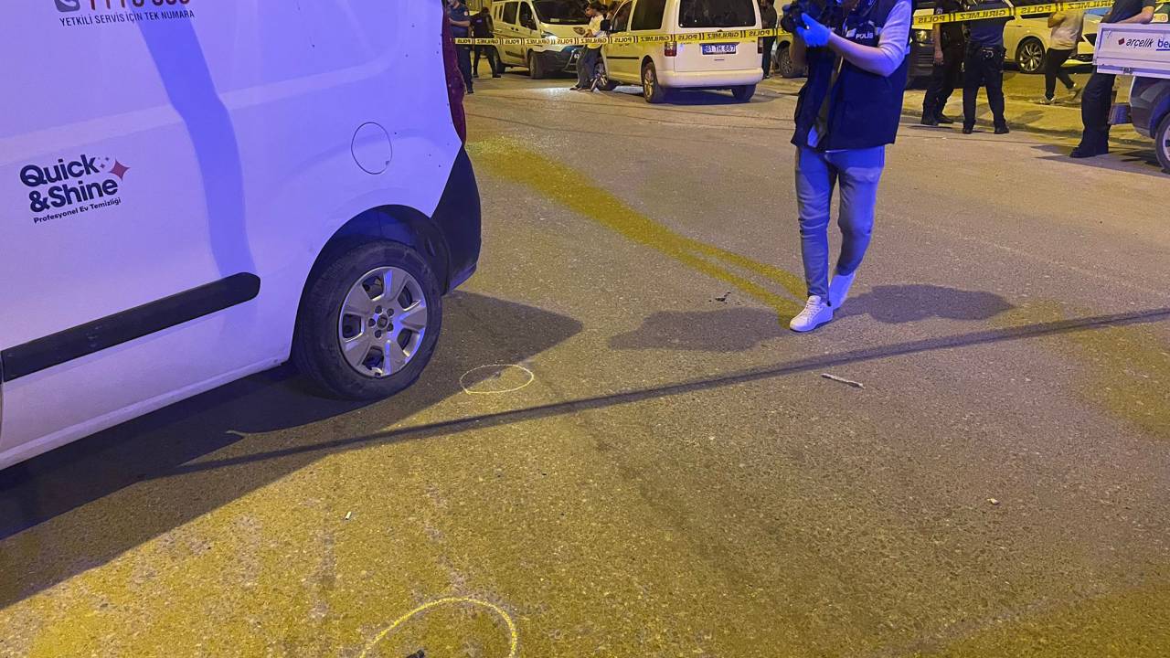 Şanlıurfa'da Silahlı Kavga; Yoldan Geçen Anne Ve 2 Çocuğu Saçmalarla Yaralandı