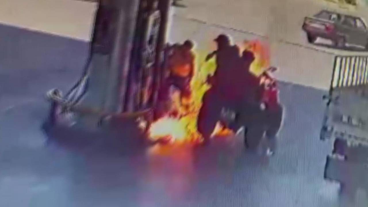 Yakıt Alırken Ateşlediği Çakmak Atv'yi Alev Topuna Çevirdi; O Anlar Kamerada