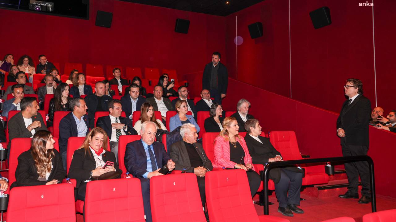 Özgür Özel, "Bir Cumhuriyet Şarkısı" Filmini İzledi