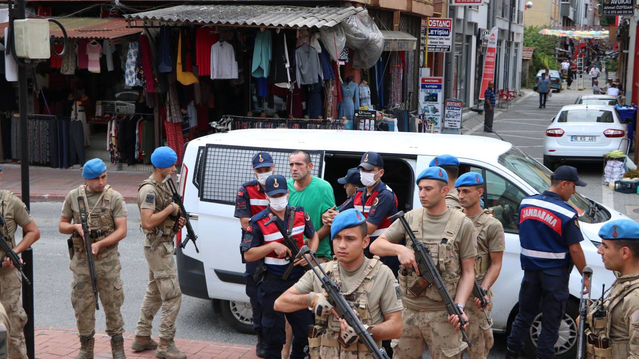Olay Yerinde Bıraktığı Ayakkabıdan Yakalanan Cinayet Şüphelisi Adliyede