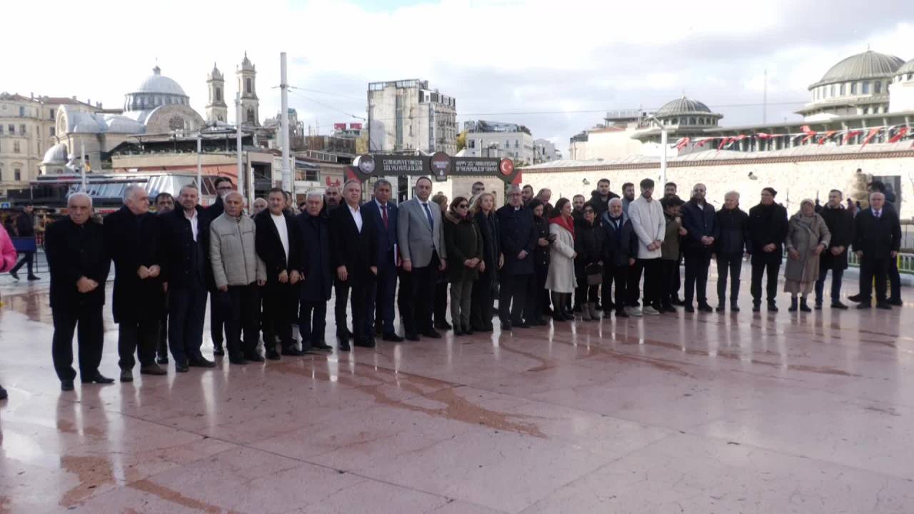Chp İstanbul İl Örgütü'nden Öğretmenler Günü Dolayısıyla Taksim'de Tören
