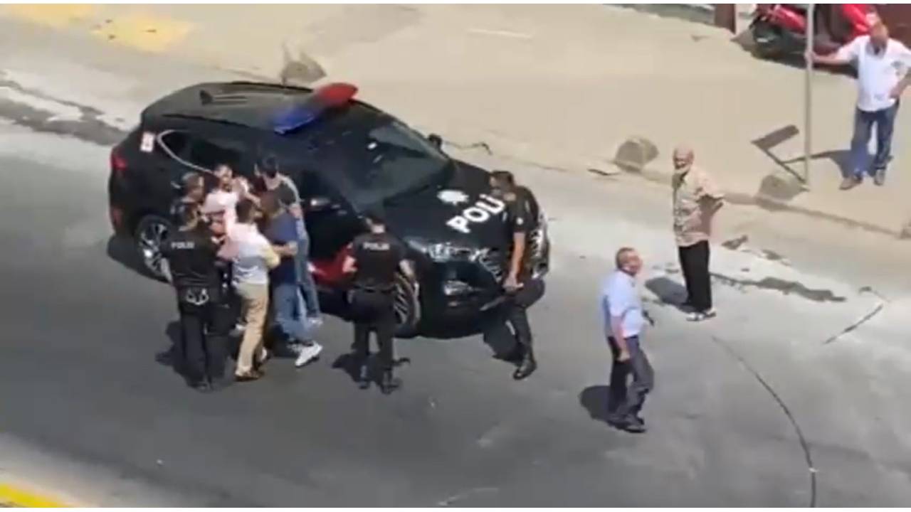 Sultanbeyli'de Trafik Kazası Sonrası Tekmeli Yumruklu Kavga Kamerada