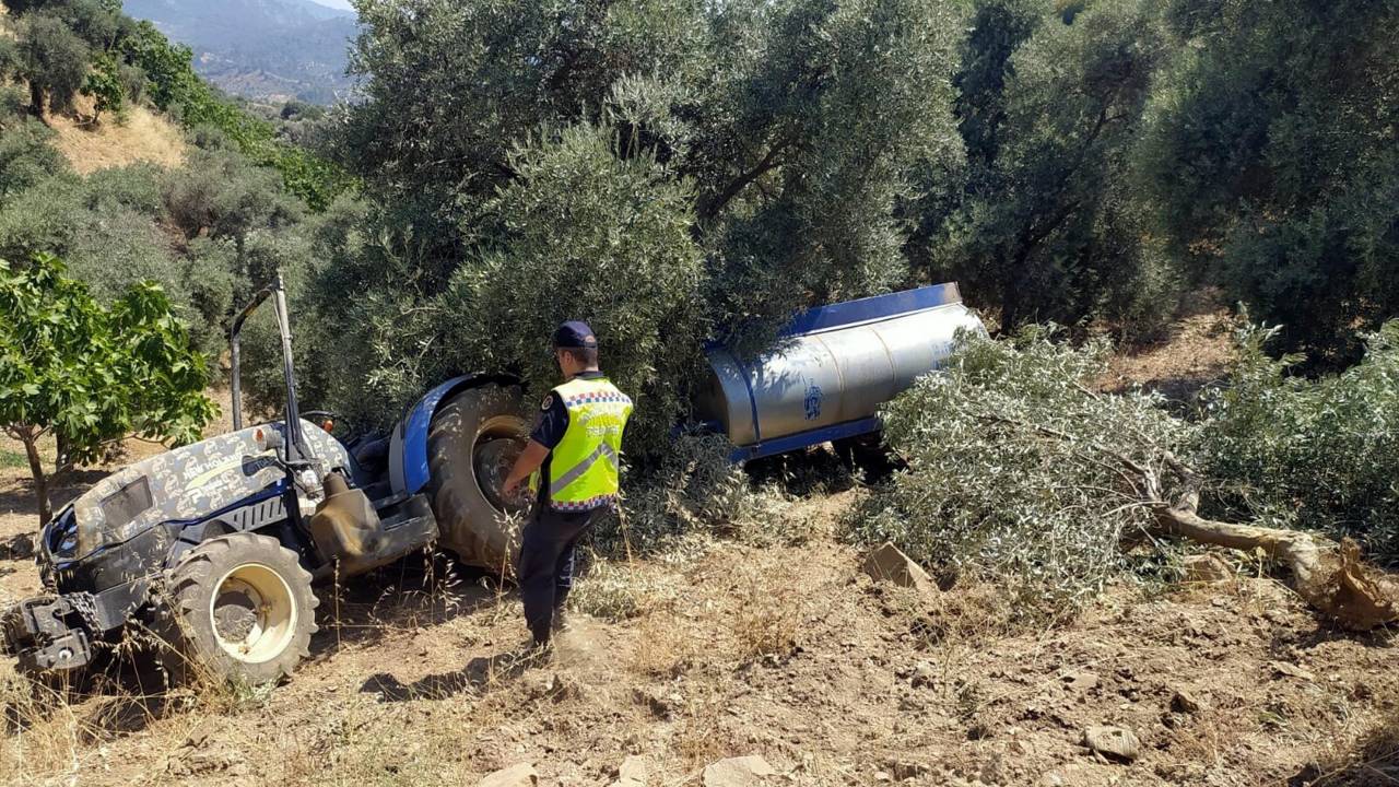 Traktör Şarampole Yuvarlandı; Sürücüsü Yaralı, Eşi Öldü