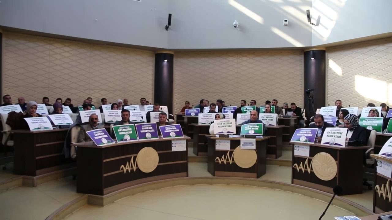 Van Büyükşehir Meclisinde Kayyum Protestosu: Ak Partili Meclis Üyeleri Salonu Terk Etti