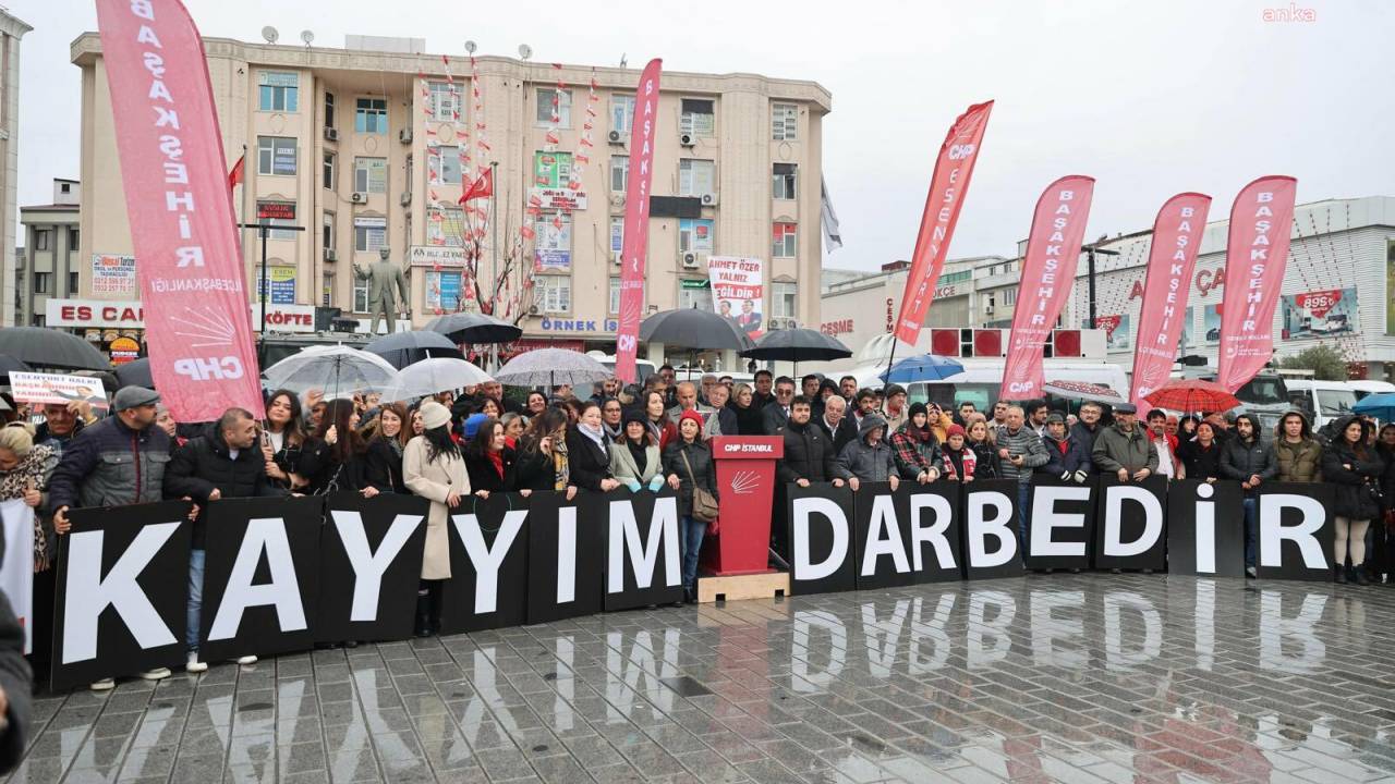 Esenyurt Demokrasi Nöbeti Sürüyor... Gökan Zeybek: Milletin Vermediği Yetkiyi Hiç Kimse Kullanamaz