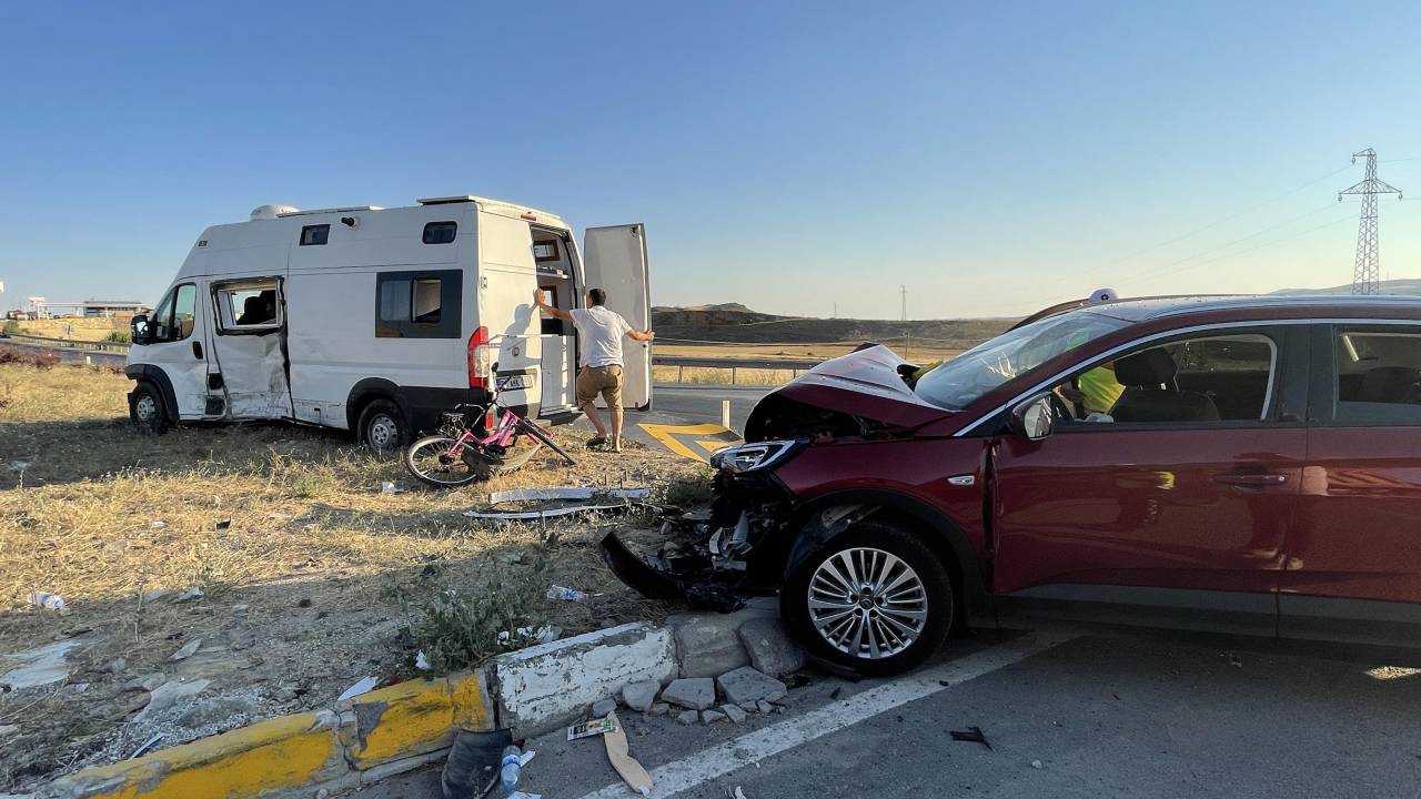 Cip İle Karavan Kavşakta Çarpıştı: 1'i Bebek 7 Yaralı