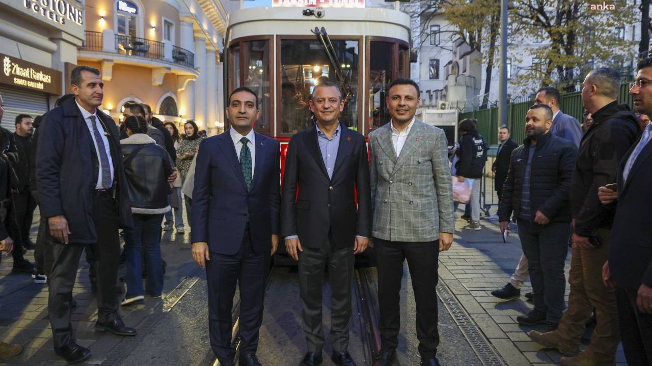 Chp Genel Başkanı Özgür Özel, Muzaffer Akyol Müze Evi'ni Ziyaret Etti