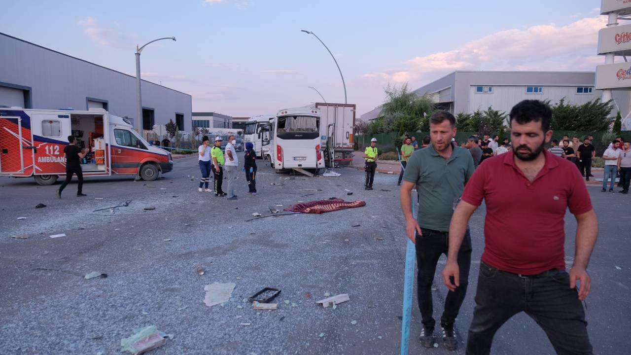 Fabrika İşçilerinin Taşındığı Servis Midibüsü İle Tır Çarpıştı: 1 Ölü, 25 Yaralı