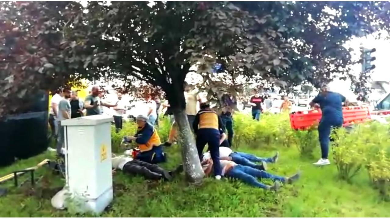 Freni Boşalan Kamyon, Işıklarda Bekleyen Otomobile Çarptı: 6 Yaralı