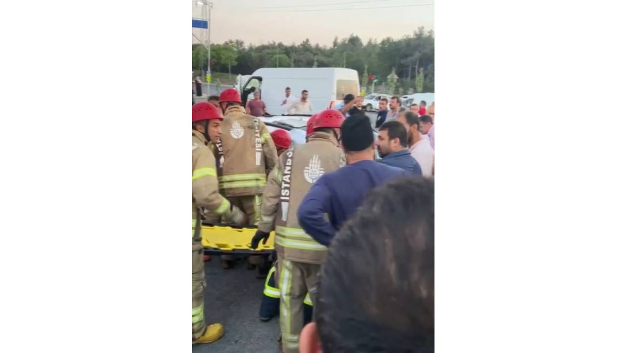 Arnavutköy'de İett Otobüsü 2 Araca Çarptı, Hamile Kadın Yaralandı