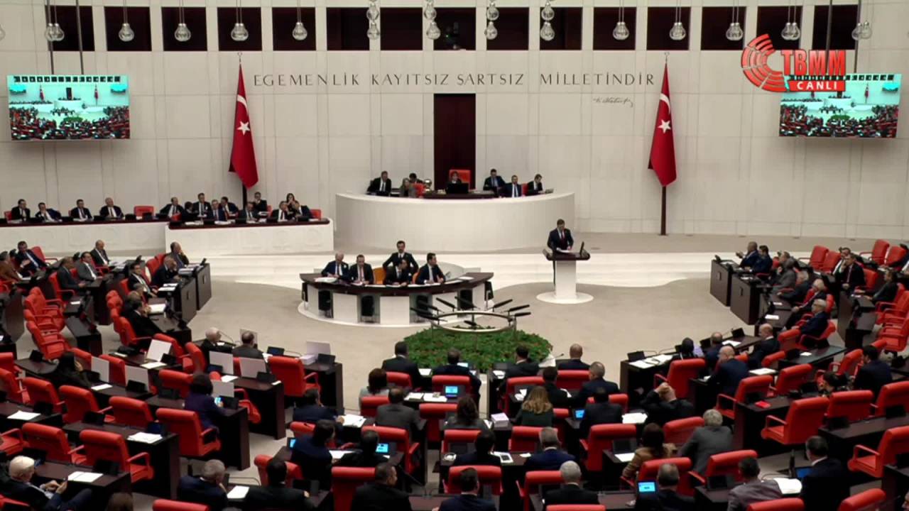 Tbmm Genel Kurulu... Chp'li Yücel: "Kayyum Atamak Demokrasiden Nasibini Almamış Acizlerin İşidir"