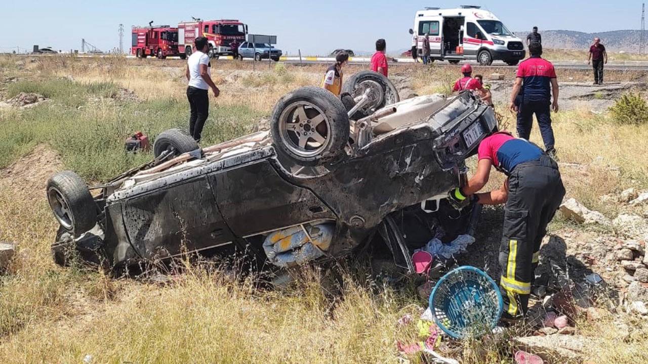 Şarampole Devrilen Otomobildeki Anne Öldü, 2 Çocuğu Ve Eşi Yaralandı
